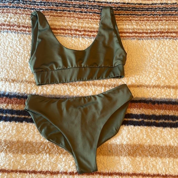 Londre Sport Scoop Top and Scrunch Bottoms - Picture 3 of 5